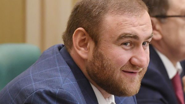 Сенатора Рауфа Арашукова, которого обвиняют в убийствах, доставили в СИЗО.