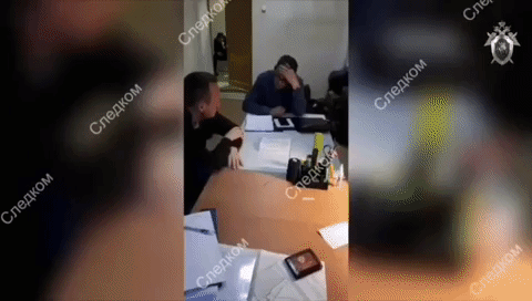 Следственный комитет задержал двух человек по уголовному делу о гибели детей — учредителя ООО «Экстрим Сервис» Виталия Бурлакова и директора лагеря Максима Кузнецова (мы успели поговорить с ним прямо перед задержанием).