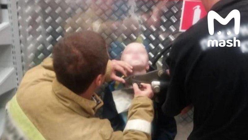 На Кубани отец посадил на цепь собственного 10-летнего сына.