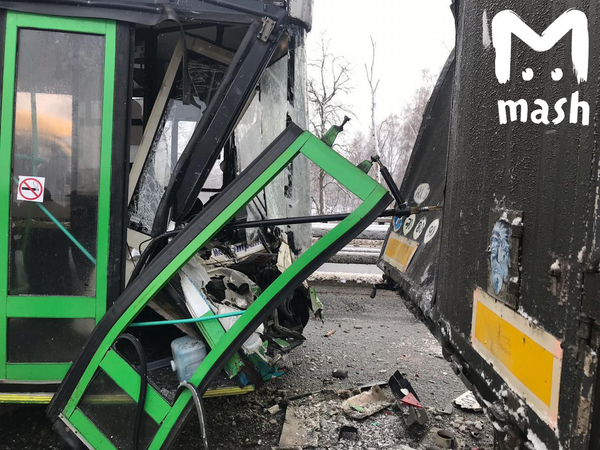 Автобус влетел в фуру в посёлке Курилово. Вся морда всмятку. Каким-то чудом — и спасибо этому чуду — нет погибших.