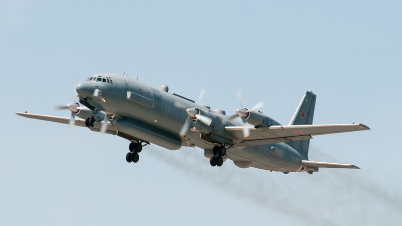 Сегодня ночью над Средиземным морем пропал самолет с 14 российскими военными. В районе пропажи продолжают поиски. Судьба военных неизвестна. Почему борт пропал с радаров - все еще непонятно.