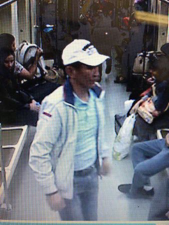 Преступник, застреливший сегодня ночью полицейского в метро, заявил, что это было самообороной. По словам Нурлана Мурадова, Андрей Райский ему угрожал, после чего ему пришлось защищаться.