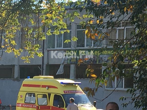 Сразу несколько человек говорят о том, что рядом со зданием колледжа находился посторонний человек. Дальше показания разнятся: одни говорят, что он что-то подкинул, другие - что зашел внутрь и что-то оставил.