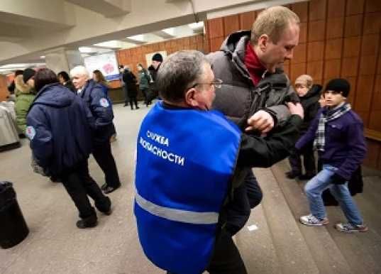 Метро Москвы будут охранять только мужчины. "Бабушкам в синих жилетках" начали подыскивать другие места.