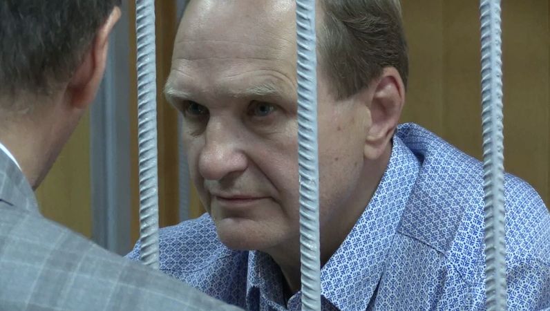 Только что суд арестовал первого заместителя министра МЧС Сергея Шлякова.
