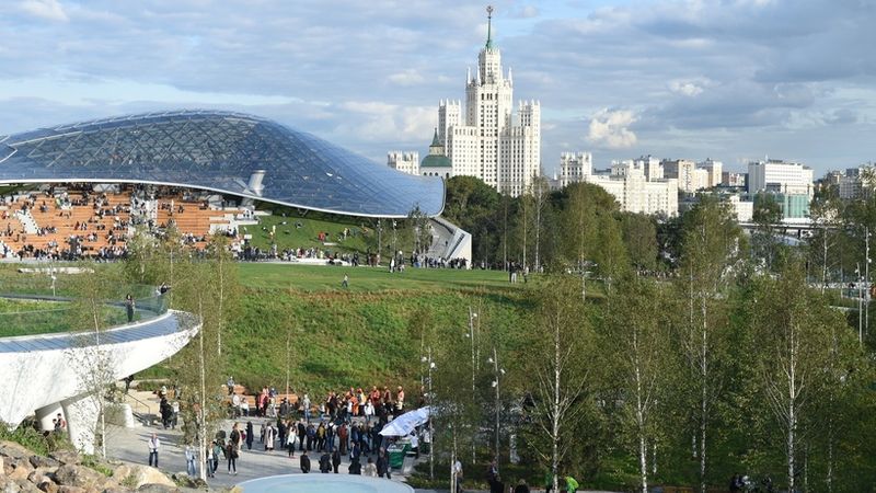 Time включил "Зарядье" в список ста лучших мест в мире. Журнал составляет его ежегодно и отдельно рекомендует места, которые стоит посетить.