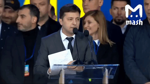 Зеленский встает на колени перед украинским народом.