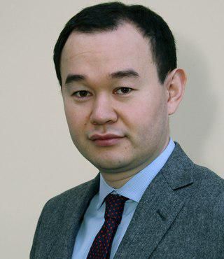 Чиновник, которого избили Кокорин и Мамаев, оказался важной шишкой из Минпромторга. Денис Пак возглавляет департамент автомобильной промышленности и железнодорожного машиностроения. Тадам.