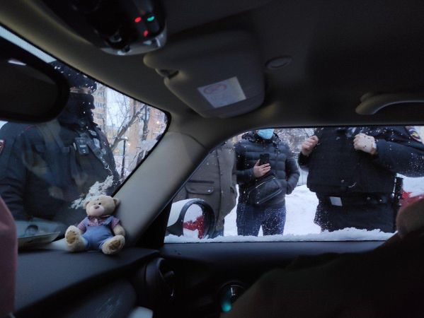 В Москве задержали Любовь Соболь за «призывы на несанкционированные митинги 23 января». Она доставлена в ОВД “Донской”.