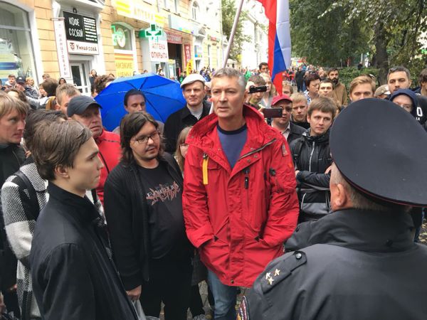 В Москве задержали главу ФБК Николая Ляскина. Он сообщил у себя в ФБ, что его везут в полицию.