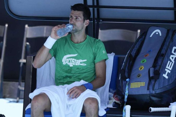 Первая ракетка мира Новак Джокович не сыграет на Australian Open (но это не точно). Рассказываем хронологию главного спортивного скандала недели.