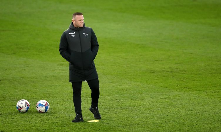 Легендарный английский футболист Уэйн Руни завершил карьеру игрока. Его уже назначили главным тренером клуба «Дерби Каунти».