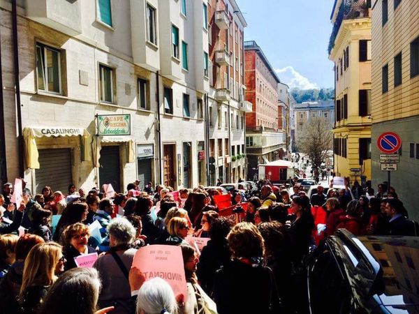 Митинги в Италии, которые начались после того, как местный суд оправдал двух насильников девушки-перуанки. Они заявили, что та похожа на мужчину, не возбуждает, они такое не любят. Судьи посмотрели фотографии и сказали ок. Зато теперь дело пересмотрят.