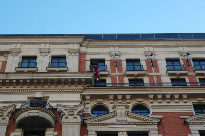 С балкона отеля "Ритц Карлтон" в центре Москвы свисает мужское тело. Казалось бы, страшно, но нет, — это, по словам работников отеля, шутка от постояльцев. Казалось бы, смешно. Но нет.