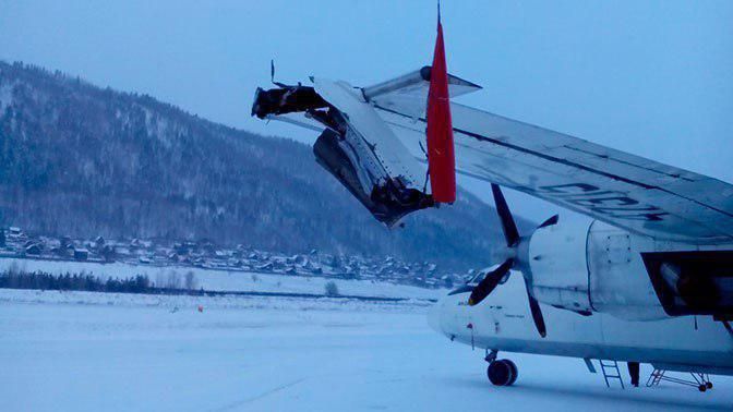 В Иркутской области Ан-24 задел крылом мачту освещения на взлётной полосе. Да так, что отломилась чуть ли не половина крыла (см. рис. 1)