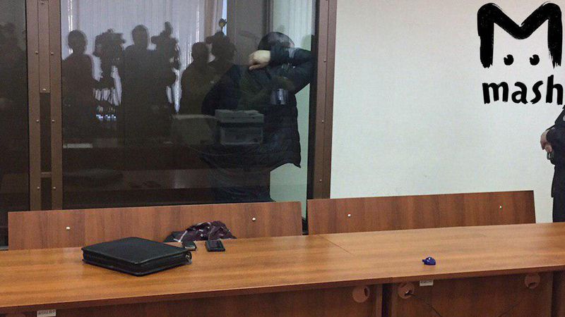 Муслим Джамбеков, арестованный после смертельной аварии на Можайке, отворачивается от журналистов.