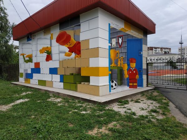 В городе Березовский (это недалеко от Екатеринбурга) администрация запустила очень крутой проект. Серые будки и здания раскрашивают в стиле LEGO.