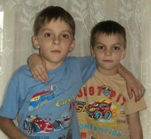 Посмотрите на этих омских пацанов. Пару месяцев назад 11-летний Денис и 12-летний Андрей спасли двух малышей из горящего дома.