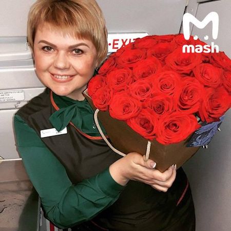 Это Елена Лапуцкая — стюардесса АН-24. Пассажиры в один голос утверждают, что она до последнего помогала людям выбраться из салона.
