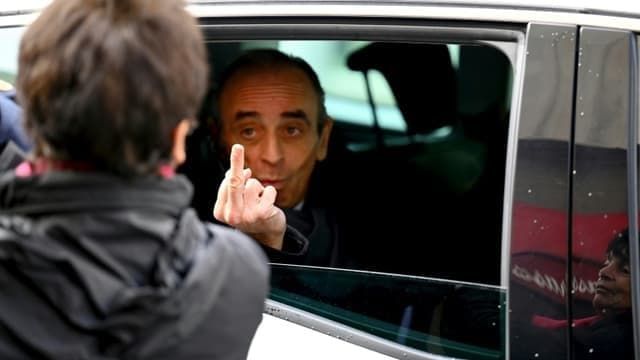 Писатель Эрик Земмур официально объявил о выдвижении в президенты Франции. И пока журналисты обсуждают его 28-летнюю любовницу и фак, который правый политик показал из окна машины прохожему, вы можете почитать нашу статью об этом удивительном человеке.