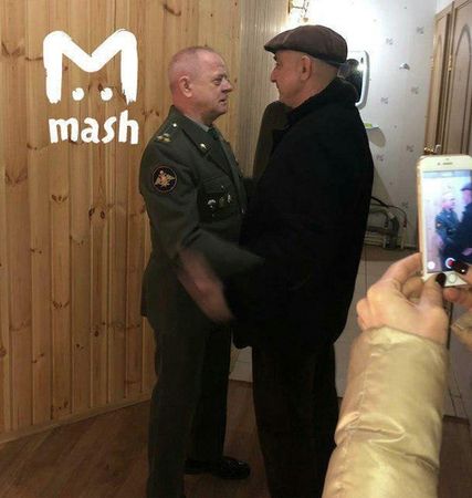 Первое фото полковника ГРУ Владимира Квачкова на свободе. В мундире, обнимается с бывшим сокамерником.