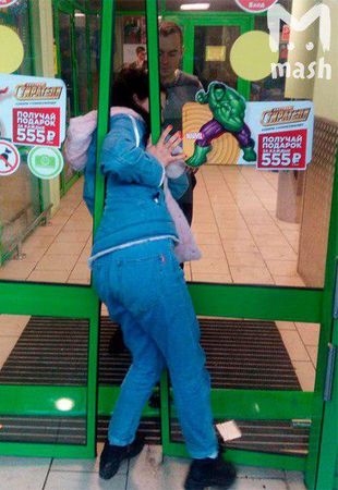 В Нижнекамске три подруги залезли ночью в Пятерочку, натырили продуктов, но одна вылезти потом не смогла - застряла.