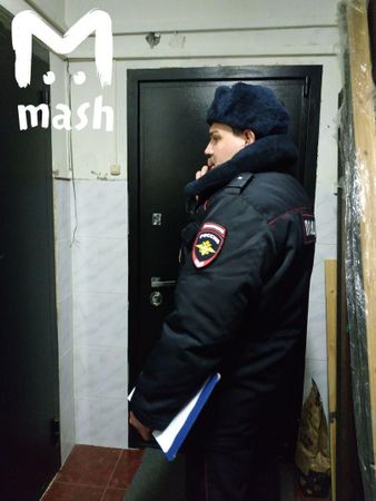 В квартиру Ирины Усок в Москве пришли полицейские. Зачем, почему — непонятно. Девушка сидит в американской тюрьме, ее дочь — у американской тетки. Но проблемы у нее вполне себе российские.