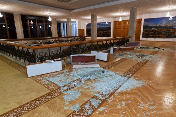 Разгромленная администрация Алма-Аты. Не хватает только шлемов викингов и ноутбуков Нэнси Пэлоси.
