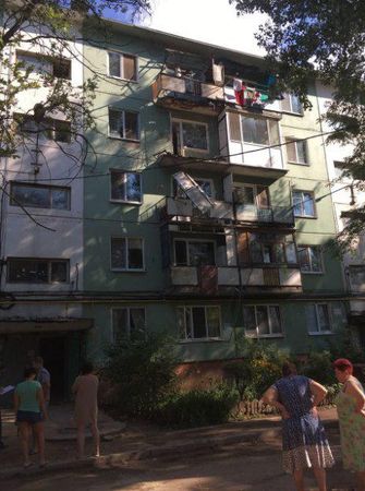 В Энгельсе мужчина погиб, пытаясь доказать коммунальщикам, что его балкон опасен и требует ремонта. Для этого он раскачал его и... упал вместе с ним с 4 этажа.