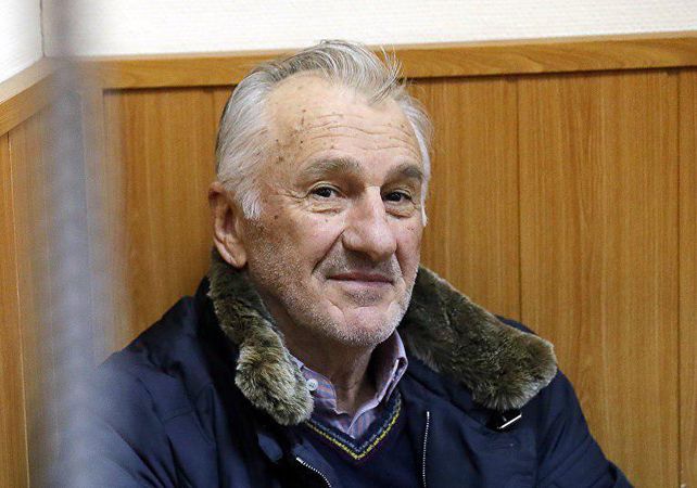 Мосгорсуд только что освободил предшественника Арашукова - экс-сенатора от Карачаево-Черкесии Вячеслава Дерева.
