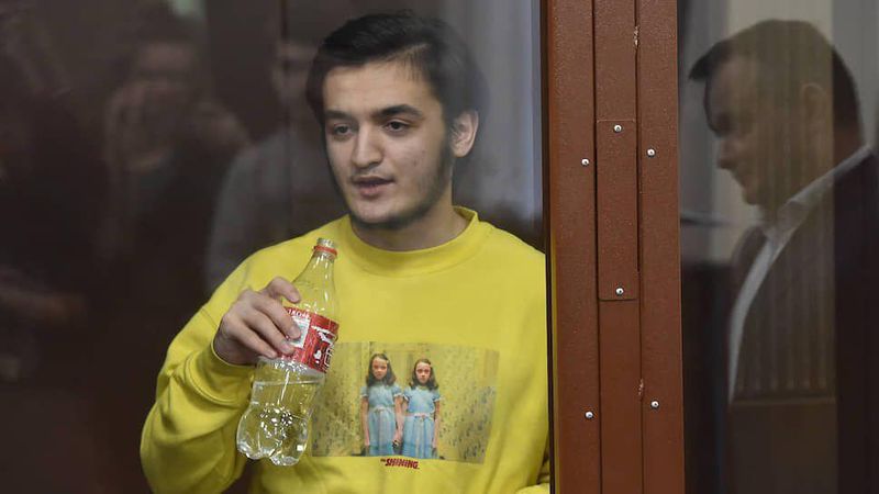 Суд признал виновным участника протестной акции 27 июля в Москве Самариддина Раджабова. Его обвиняли в том, что он бросил бутылку с водой в сторону полицейских.