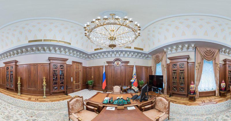 Тут кое-кто узнал, как выглядит кабинет Владимира Путина. Кое-кто — это Лайф и Гигарама. Они отсняли сие важное помещение в формате 360 и показывают вам. Что за заставка на главном компе страны? Чем обиты стены и что там за датчики?
