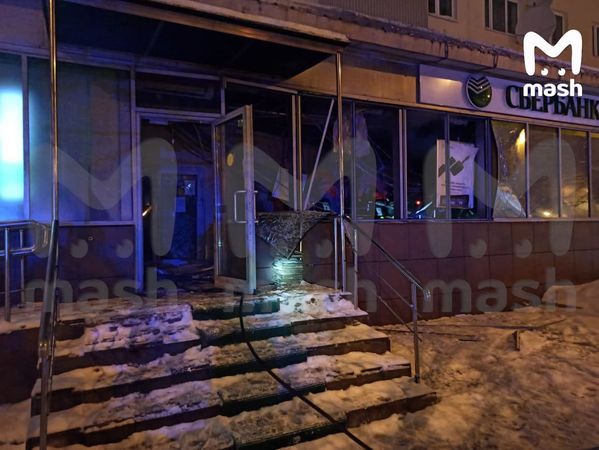 Этой ночью в подмосковной Ивантеевке преступники взорвали отделение Сбербанка. Один погиб на месте.