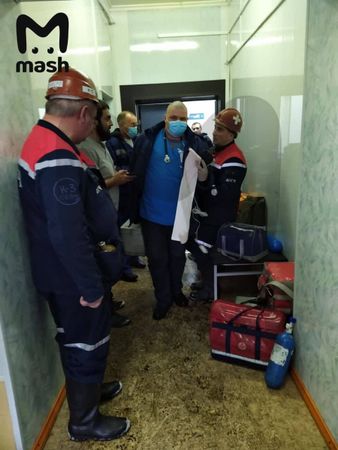 В городе Белово Кемеровской области пожар на угольной шахте "Листвяжная". Пострадали 15 человек. У них диагностировано отравление продуктами горения.