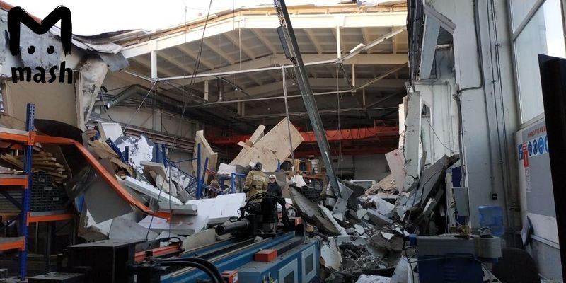 В Дзержинском под завалами остаются как минимум два человека. Двоих пострадавших увезли в больницу.