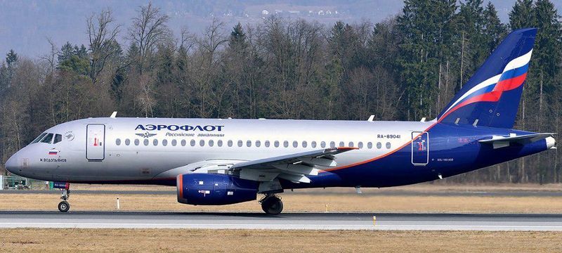 Борт "Аэрофлота" экстренно приземлился в Аэропорту Риги. В воздухе он подавал сигнал бедствия с кодом "7700" — это авария или другая катастрофическая ситуация на борту.