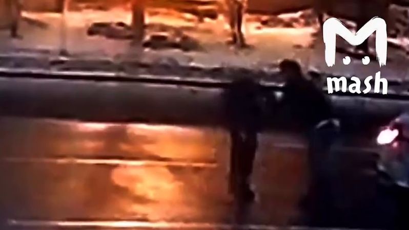 Грабительница караванов и Яндекс-таксистов, угнавшая у одного из них машину, устроила на ней ДТП, разбила тачку, заявила, что ее изнасиловали и зашла в ближайший подъезд. Ой вэй.