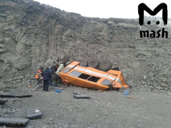 В Междуреченске (Кемеровская область) на разрезе "Распадский" сорвался с дороги и упал "КамАЗ", на котором перевозили сотрудников разреза. 16 человек пострадали, 6 погибли.