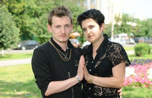 Финалистка "Битвы экстрасенсов" не смогла предсказать кражу зеркал со своей машины. Это Елена Голунова — сильнейшая колдунья Сибири (по своему мнению) и мать Влада Кадони (звёзда Дома-2).