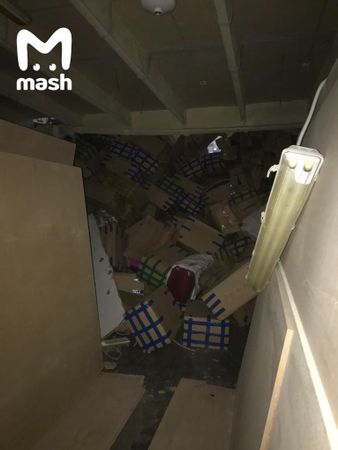 В Москве чемоданами завалило работника мебельного цеха. Их было так много, что рухнули складские перекрытия.