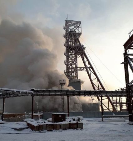 Спасательная операция на шахте в Соликамске продолжается 3,5 часа. В районе дежурят девять скорых, городские реанимации наготове. С пожаром справиться пока не удается, но появляются осторожные прогнозы.