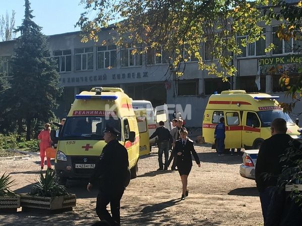 Преступник все еще может находиться в здании керченского колледжа. Спецслужбы прочесывают территорию и ищут предполагаемого нападавшего. Он мог погибнуть, а мог и остаться в живых.