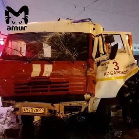 Гололёд после весеннего снегопада в Хабаровске помешал пожарным — их автомобиль из-за скользкой дороги врезался в троллейбус