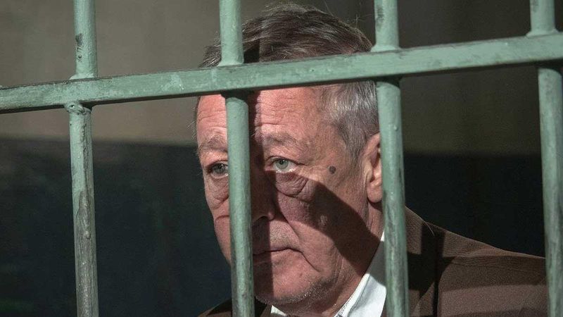 Страховая компания хочет отсудить у Михаила Ефремова больше 700 тысяч рублей