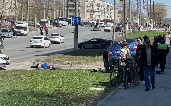 В Пермскомкрае неадекватный водитель сбил мать с двумя детьми — один из них скончался