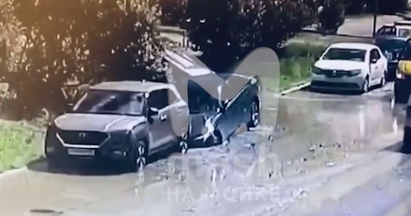 Видео: BMW провалилась в адово поздемелье на Дровяной улице