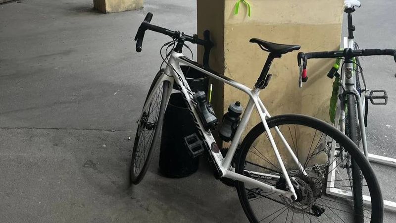 Редкий и дорогой велосипед угнали в центре Питера прямо из-под носа хозяйки — вернуть его помогли соцсети