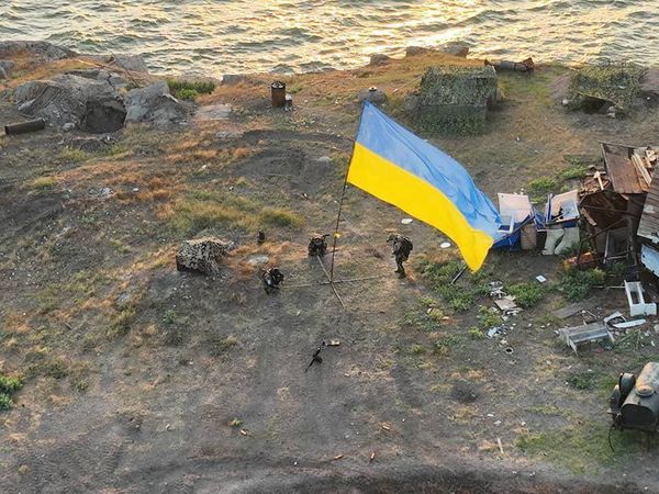 Минобороны РФ отреагировало на снимки с украинским флагом на острове Змеиный
