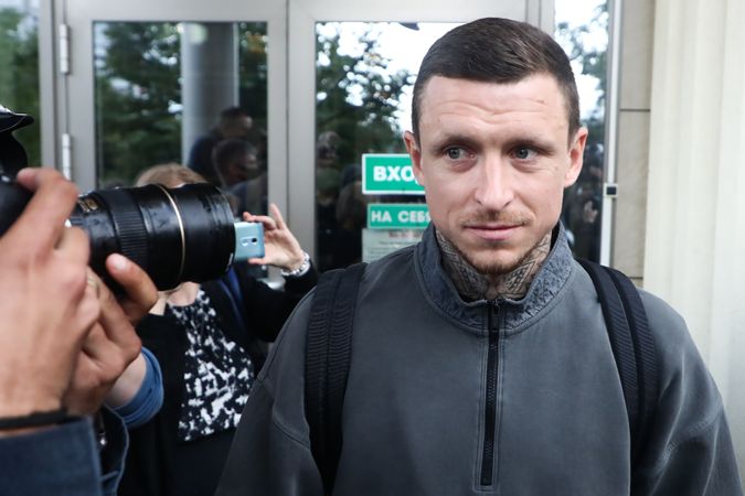 Футболист Павел Мамаев у здания Мосгорсуда. Фото: Антон Новодережкин/ТАСС