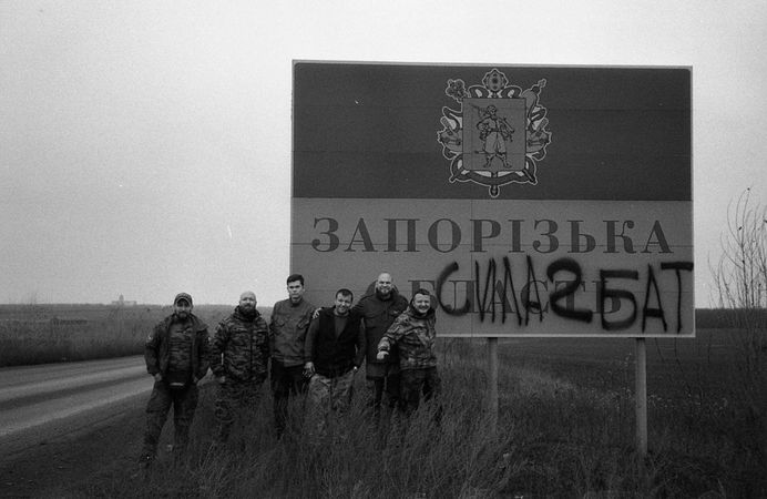 Слева направо: Гусар, Дмитрий Петровский (автор), Алексей (доброволец), Антон Гапонюк (водитель), Арт, Фунт.